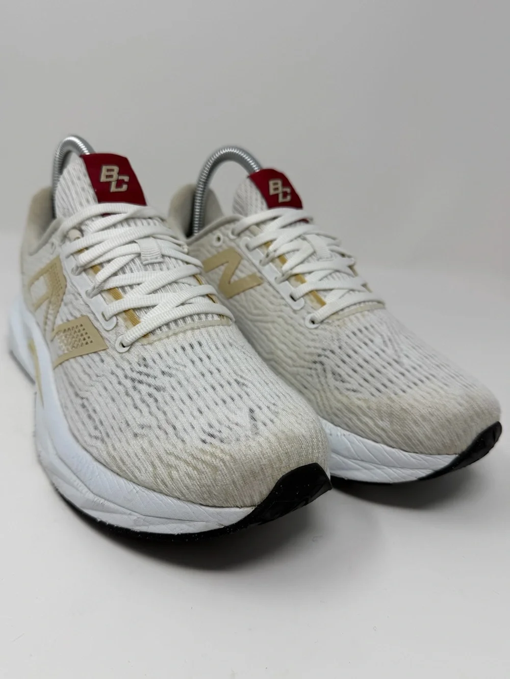 Women’s New Balance Cream & Gold Running Sneakers Boston college sz. 7.5